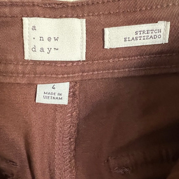 LIKE NEW a new day size 4 brown cargo type pants. Skinny at the ankle. - Picture 4 of 7